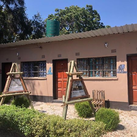 بيت شباب Lusaka Backpackers المظهر الخارجي الصورة
